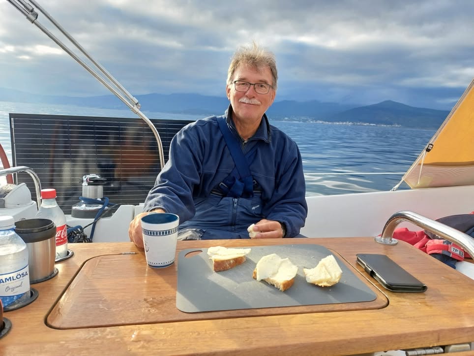 Esper Silkjær ombord på segelbåten.