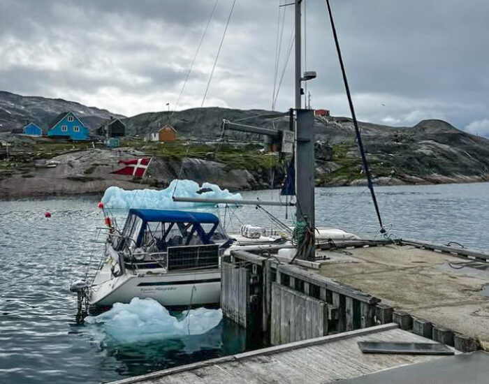 Familjens Bavaria vid kaj i Grönland med isflak intill båten