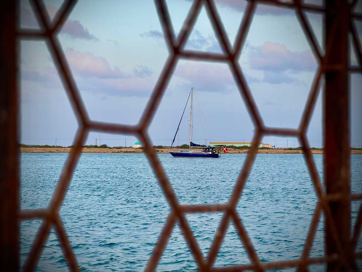 Bounty för ankar vid Suakin Segelbåten Bounty för ankar vid Suakin, sedd genom ett galler från land