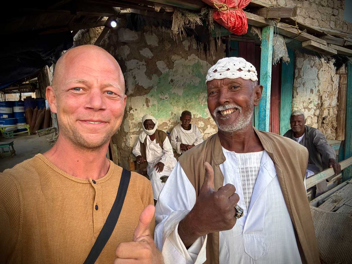 Thomas Knudsen i Suakin Thomas Knudsen och åsneföraren ler mot kameran i Suakin